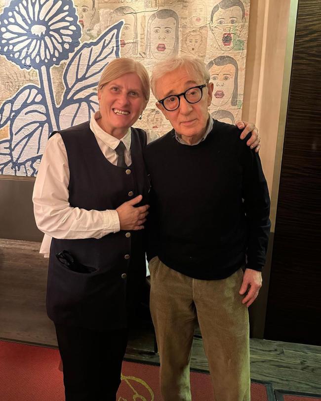 Allen con un miembro del personal de su restaurante favorito, Caravaggio, en el Upper East Side.