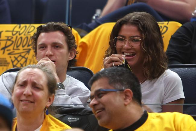 Zendaya y Tom Holland disfrutaron de una cita nocturna en el juego de los Golden State Warriors contra Los Angeles Lakers el jueves