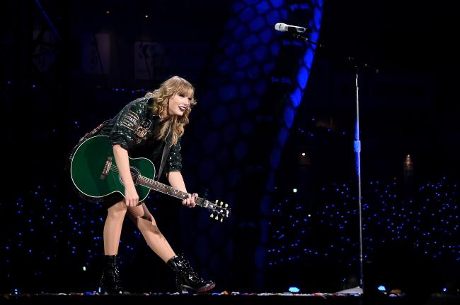 Taylor Swift agregó muchos colores oscuros y estilos con estampado de serpientes a su armario durante la era de la 
