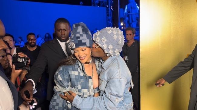 El rapero se unió a ella para el desfile de debut de Pharrell Williams como director creativo de hombres de Louis Vuitton el martes.