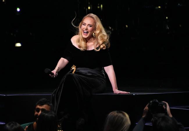 Adele cantando en Las Vegas.