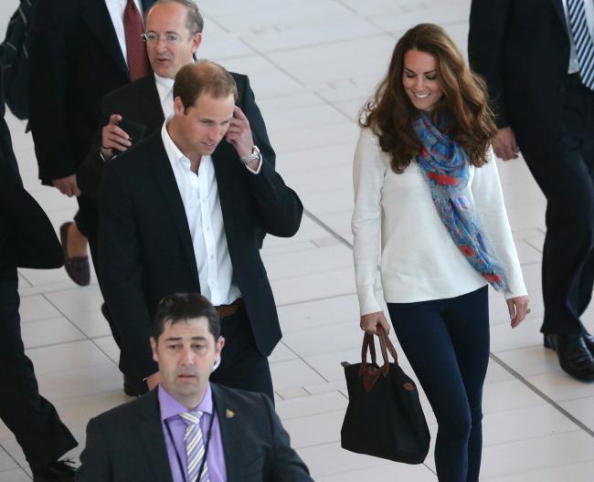 Kate Middleton llevó el bolso mientras viajaba a Australia en 2012.