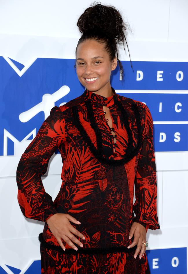 La estrella posó sin maquillaje en la alfombra roja de los MTV VMA 2016.