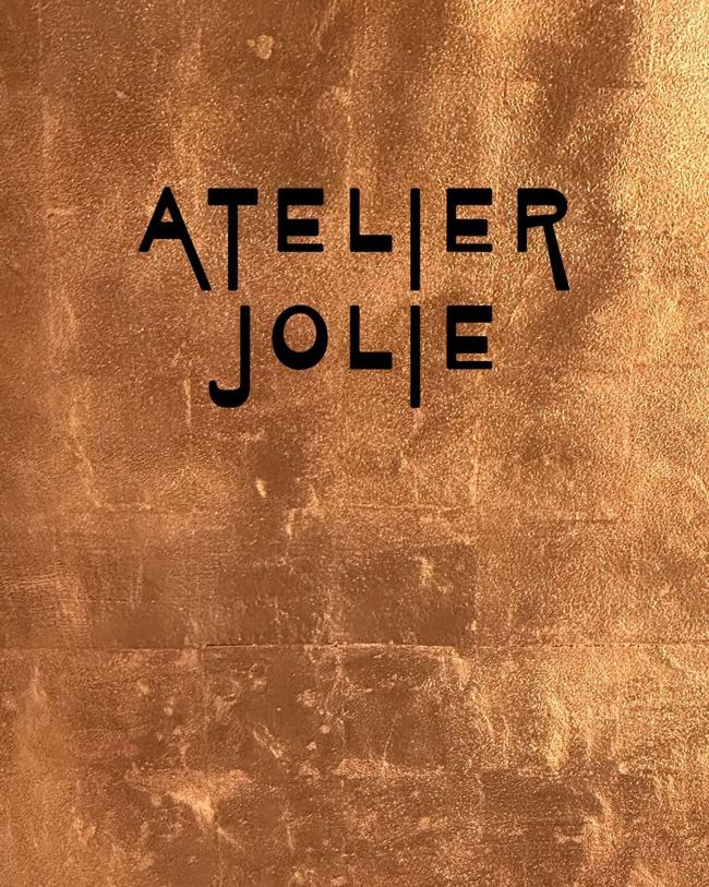 Jolie anunció el lanzamiento de Atelier Jolie el 17 de mayo en Instagram.