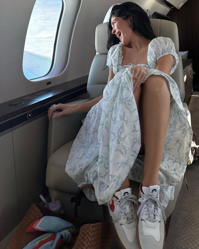 Jenner miró por la ventana con emoción mientras lucía un vestido floral fluido.