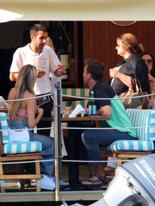 La pareja disfrutó de un almuerzo en un restaurante en Portofino, Italia.