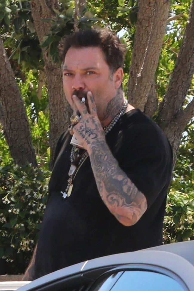 Margera completó el look con una variedad de cadenas alrededor de su cuello y su característico cigarrillo en la mano.