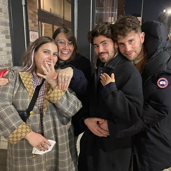 Beanie Feldstein y Bonnie Chance muestran un anillo de compromiso con amigos