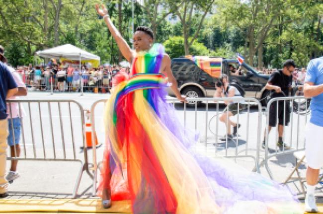 En 2019, la estrella de “Pose” se robó el espectáculo con un vestido personalizado de cuello alto de Christian Siriano hecho con un arcoíris de tela de tul.