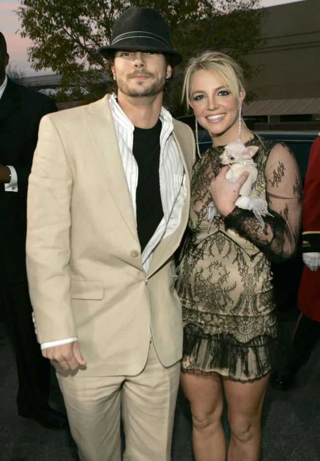 Spears estuvo casada anteriormente con Kevin Federline de 2004 a 2007 y tienen dos hijos juntos.