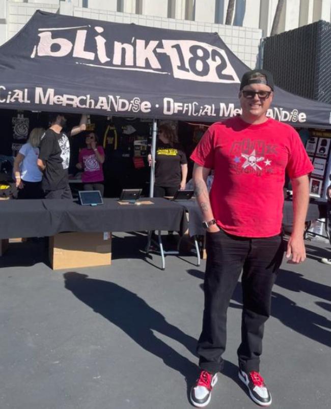 Brian Szasz asistió a un concierto de Blink-182 cuando su padrastro desapareció.