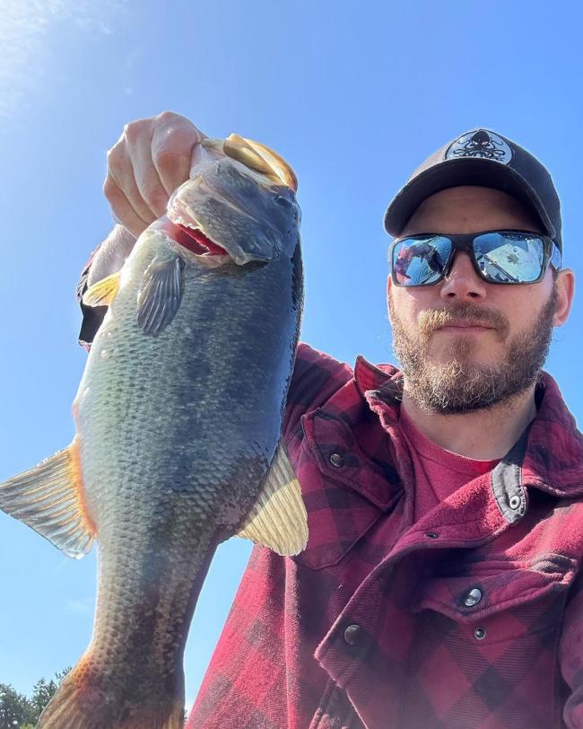 Chris Pratt sosteniendo un pez.