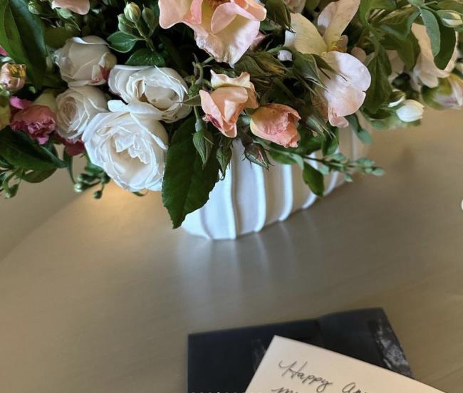 Pratt le regaló a su esposa un hermoso ramo de flores y una tarjeta que decía: 
