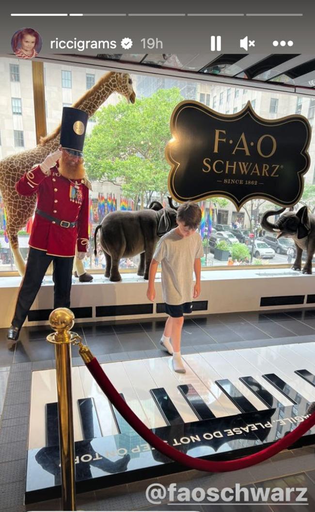 El niño de 8 años fue mimado en FAO Schwarz.