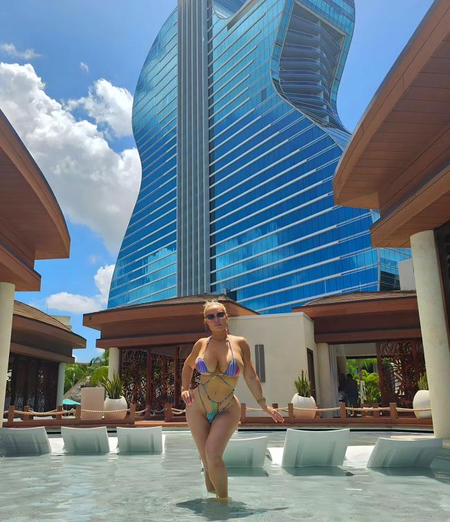 La modelo ha estado dando a los fanáticos un vistazo de sus vacaciones familiares en Florida en las redes sociales.