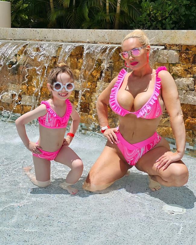 El dúo de madre e hija mostró sus trajes de baño personalizados Sugar Dollz a través de Instagram el miércoles.