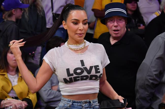 Kim Kardashian declaró su amor por los nerds con otro momento de camiseta gráfica.