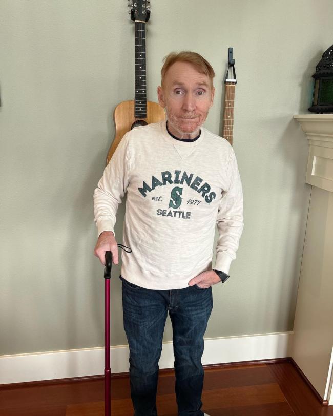 Danny Bonaduce sosteniendo un bastón en una foto reciente.