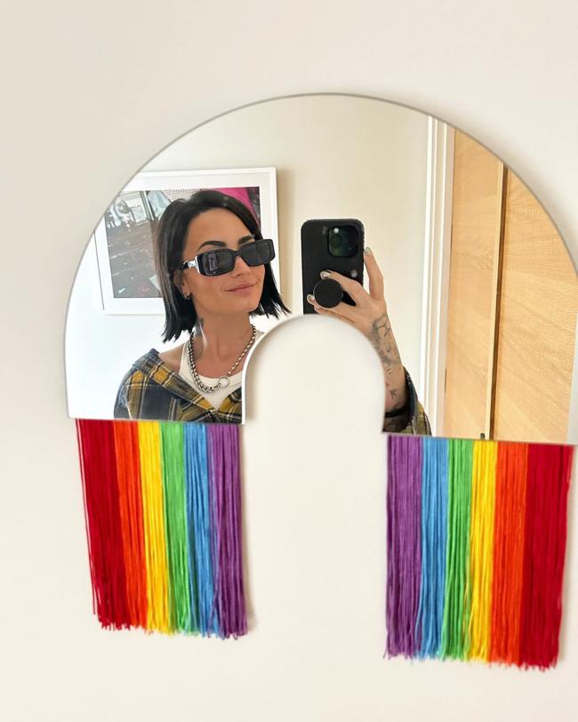 selfie de demi lovato frente a un espejo arcoíris