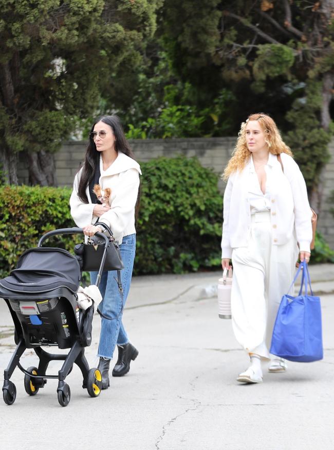 La actriz estaba de paseo el miércoles con su hija Rumer Willis y su nieta Louetta.