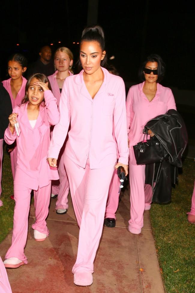 Kardashian se unió con el pijama rosa.