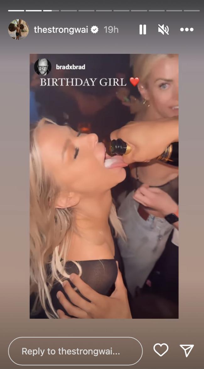 Ariana Madix bebiendo champaña