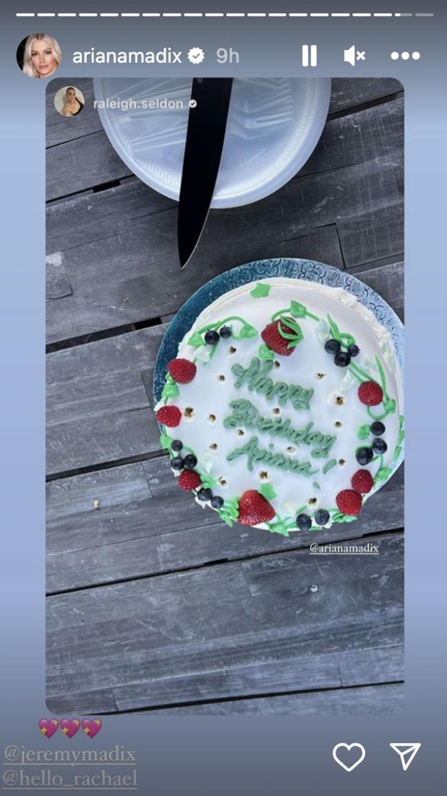 Madix apagó las velas de un pastel personalizado con glaseado blanco y verde.