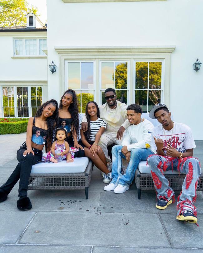 Diddy celebró el Día del Padre con seis de sus siete hijos.