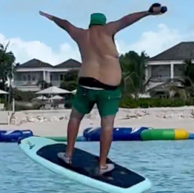 DJ Khaled se lesionó mientras surfeaba en Florida durante el fin de semana.