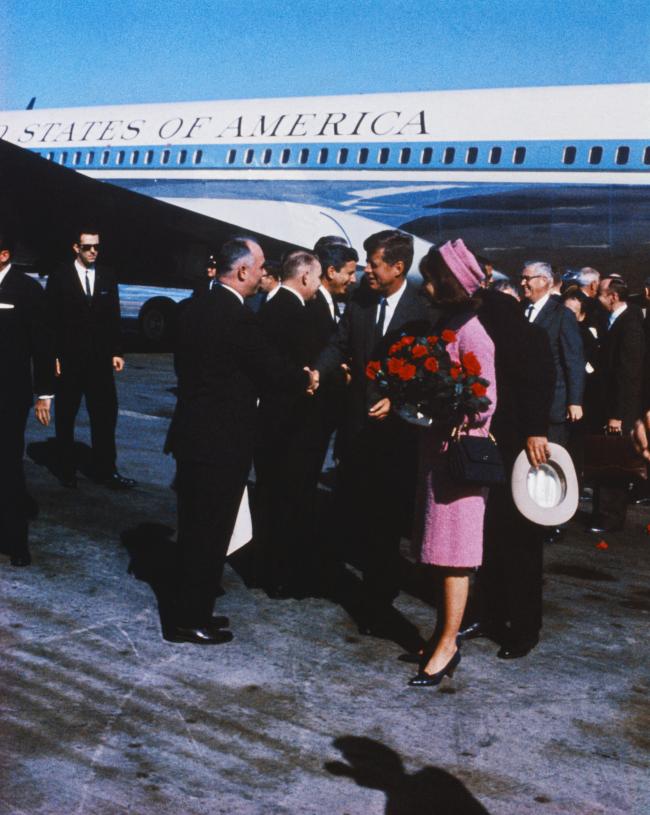 El conjunto Chanel rosa de la esposa de JFK ahora está almacenado en los Archivos Nacionales.