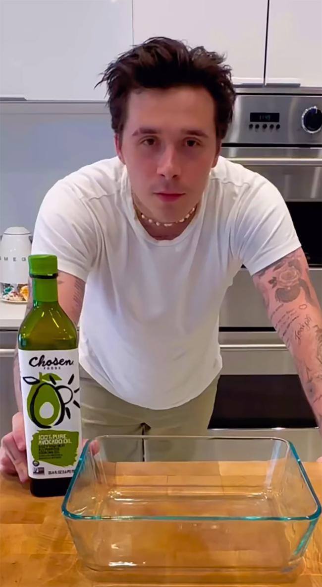 El último video de cocina de Brooklyn Beckham generó comentarios negativos de sus seguidores.
