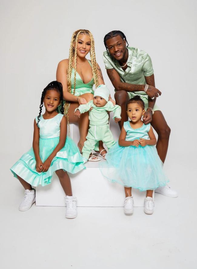 Le sobreviven su pareja de toda la vida, DC Young Fly, y sus tres hijos.