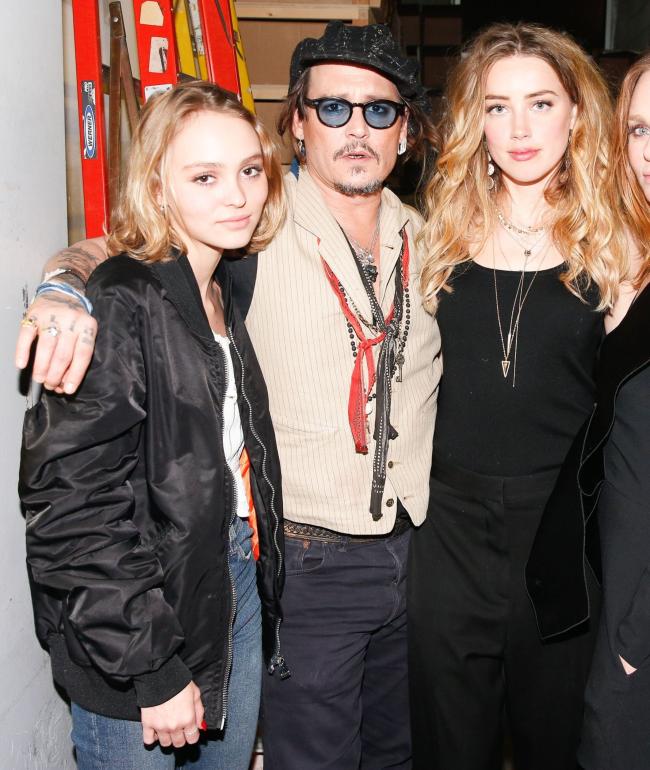 Johnny dijo en el estrado de los testigos que Lily-Rose y su ahora ex esposa Amber Heard (derecha) “no estaban en buenos términos”.
