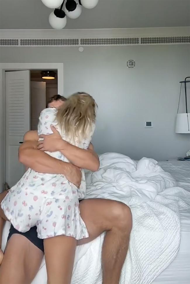 El TikToker publicó un video abrazando y besando a Berríos mientras estaba en The Hamptons.