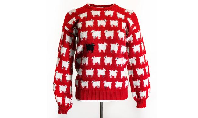 El suéter original de Diana se muestra en una foto de Sotheby's.
