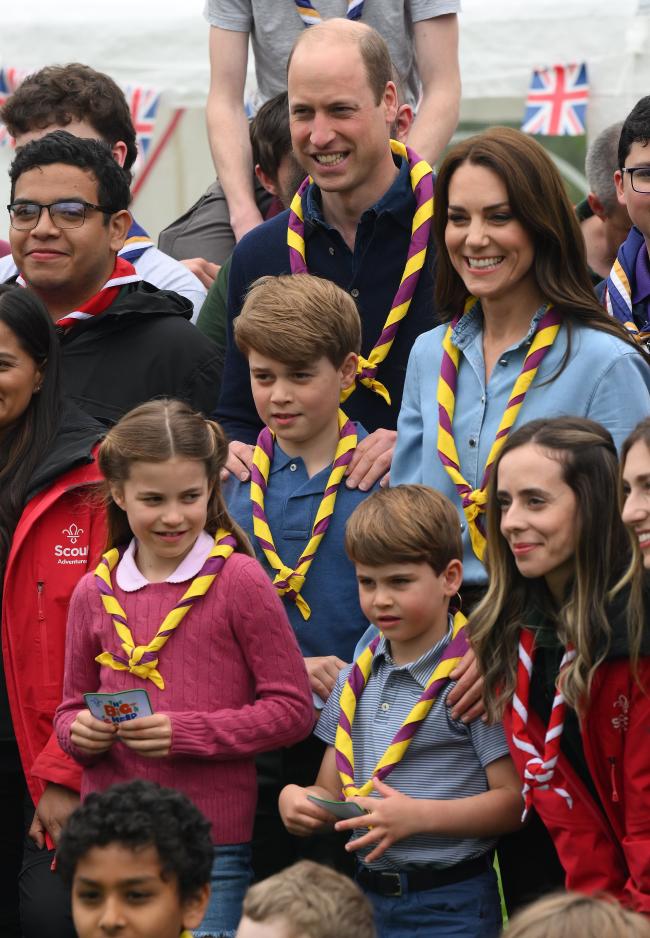 El príncipe William, su esposa, la princesa Kate, y sus tres hijos: el príncipe George (centro), la princesa Charlotte (izquierda) y el príncipe Louis (segundo desde la derecha) no pueden obtener Royal Lodge mientras el príncipe Andrew lo ocupa.