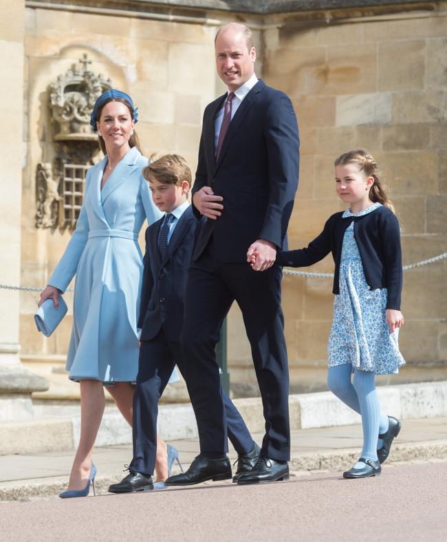 El Príncipe George fue visto recorriendo el Eton College con el Príncipe William y Kate Middleton.