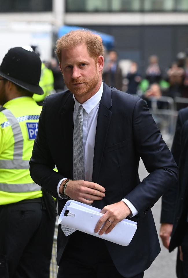 El príncipe Harry de Gran Bretaña llega al Tribunal Superior de Londres,