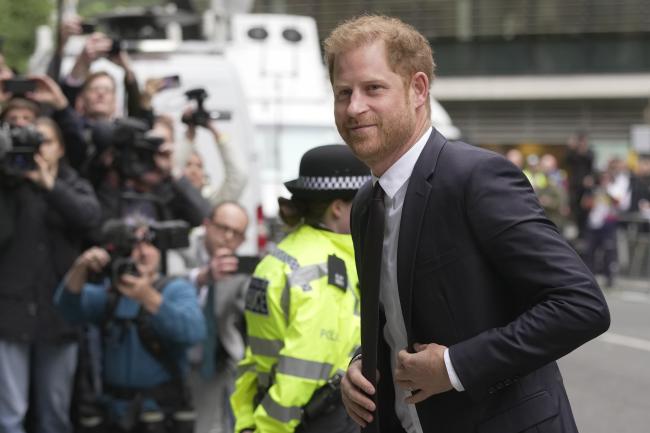 El príncipe Harry llegó a su juicio contra Mirror Group Newspapers con una gran sonrisa en su rostro.