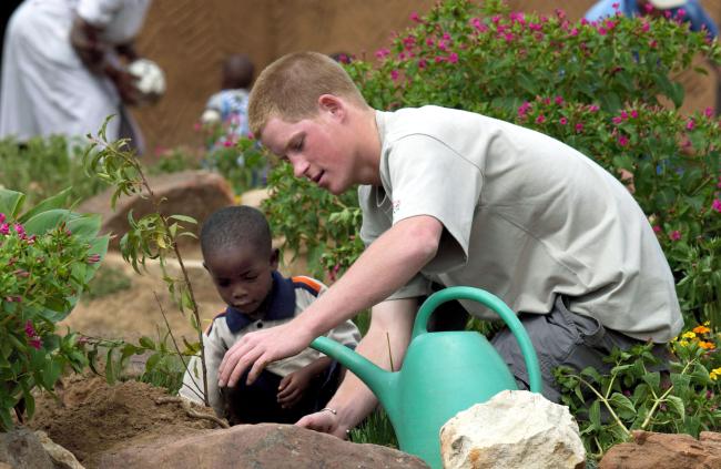 Harry, visto con Mutsu, huérfano de 4 años, en el jardín del hogar infantil Mants'ase en Lesotho durante su año sabático en 2004. Más tarde estableció una organización benéfica allí.