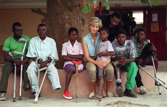 Diana visitó a niños heridos por minas terrestres en el Taller Ortopédico Neves Bendinha en Luanda, Angola, en enero de 1997 mientras hacía campaña para prohibir las armas.