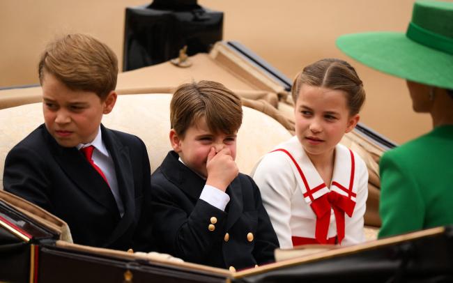 El niño de 5 años se tapó la nariz mientras viajaba en el carruaje con sus hermanos, el príncipe George y la princesa Charlotte.