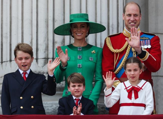 Desaparecido del balcón estaba el hijo menor del rey Carlos, el príncipe Harry, y su familia.
