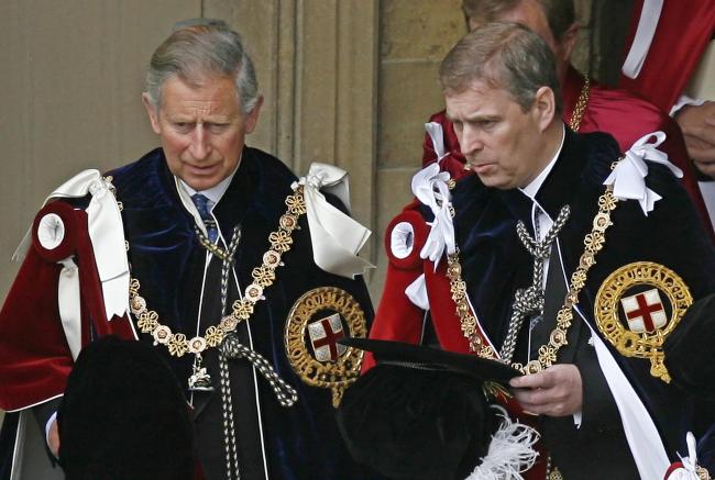 El rey Carlos está pagando la factura de la seguridad de su hermano, el príncipe Andrés, después de que el príncipe perdiera su título y su papel como miembro de la realeza en medio del escándalo de Jeffrey Epstein.
