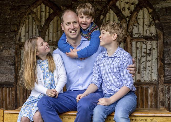 El príncipe William era todo sonrisas en un nuevo retrato del Día del Padre.