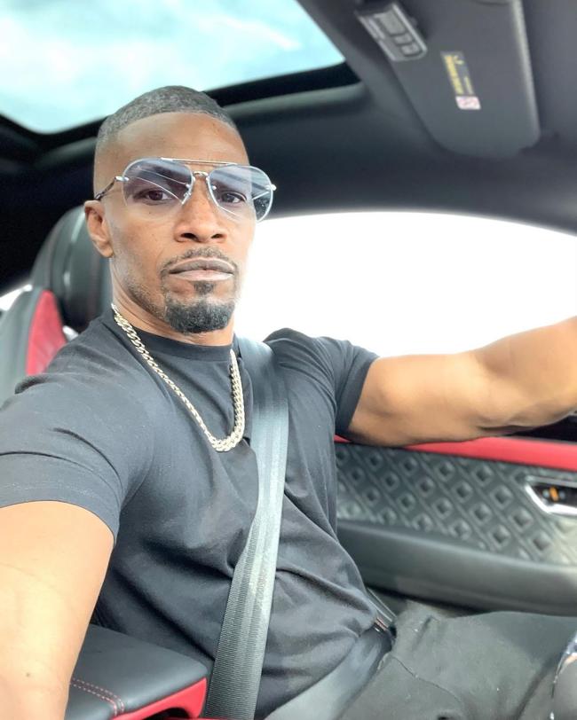 Una selfie de Jamie Foxx en un auto.