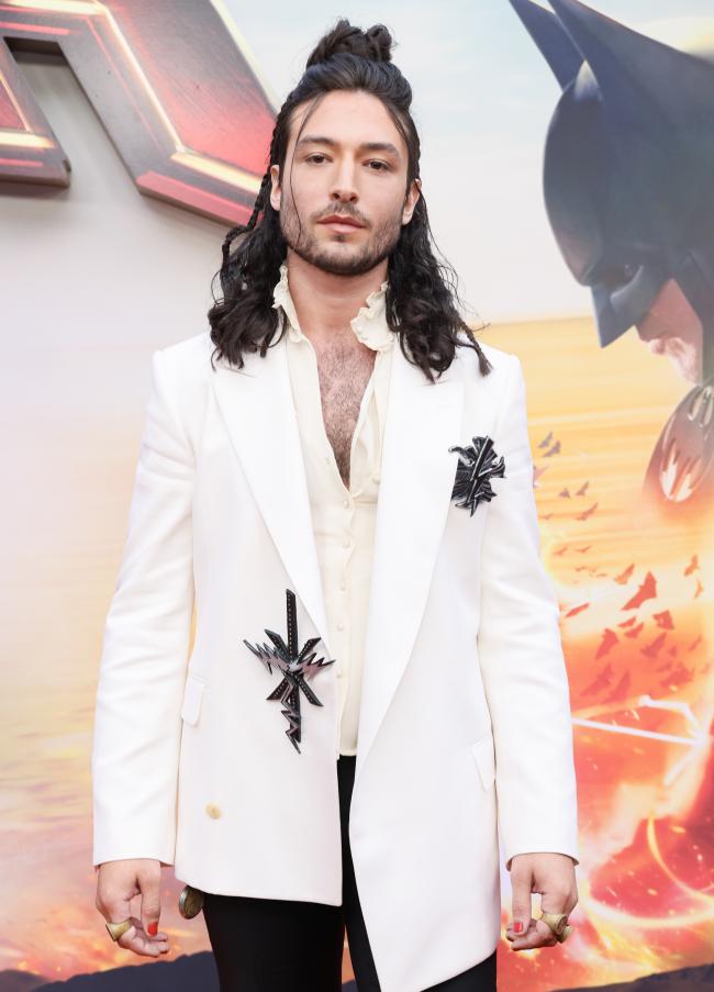 Ezra Miller asistió al estreno de “The Flash” el lunes.