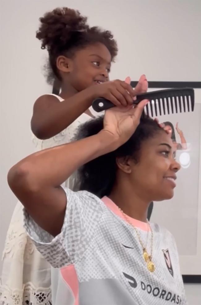 La hija de Union, Kaavia James, ayudó con su rutina de cuidado del cabello.