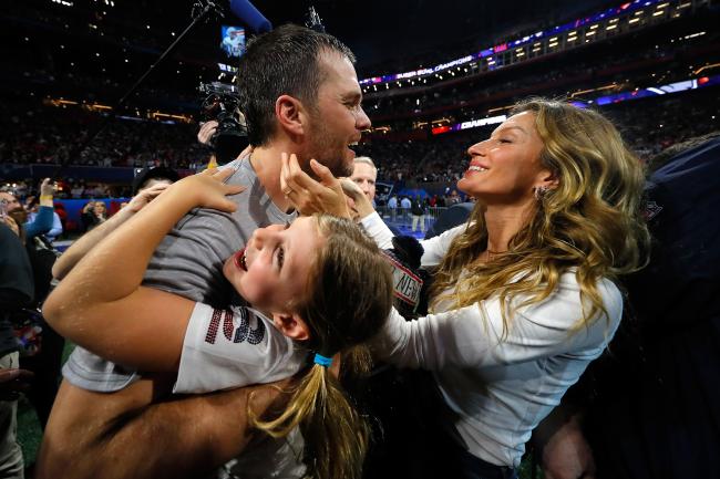 Brady cargando a la hija de la expareja después del Super Bowl LIII contra Los Angeles Rams en el Mercedes-Benz Stadium el 3 de febrero de 2019 en Atlanta, Georgia.