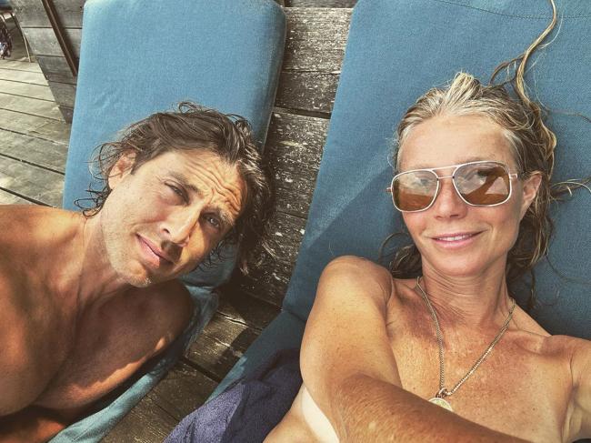Gwyneth Paltrow y Brad Falchuk bronceándose en topless.
